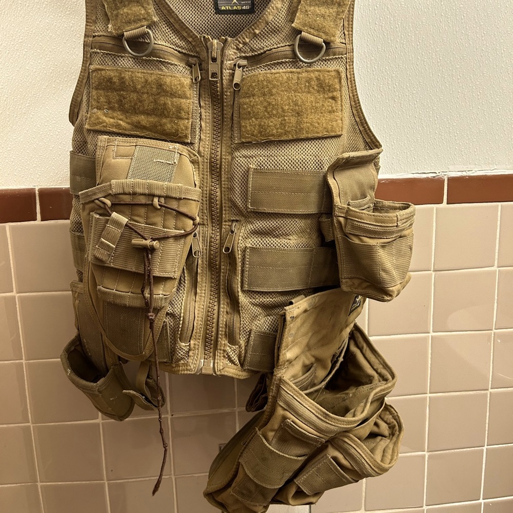 Atlas 46 Vest tools ( coyote color)